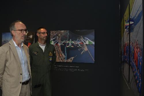 Il vicepresidente della Regione, Riccardo Riccardi, in compagnia del comandante del 2° Stormo, colonnello Edi Turco, durante la visita all'aeroporto militare di Rivolto, base delle Frecce Tricolori.